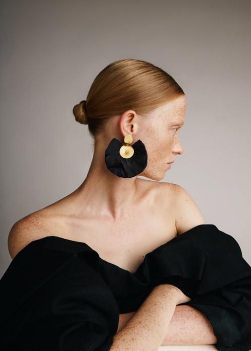 Mini silky Fan Black Earrings